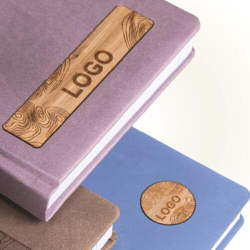 Dodatki i Znakowanie Kalendarzy Książkowych 14 Kalendarze książkowe znakowanie logo drewniane