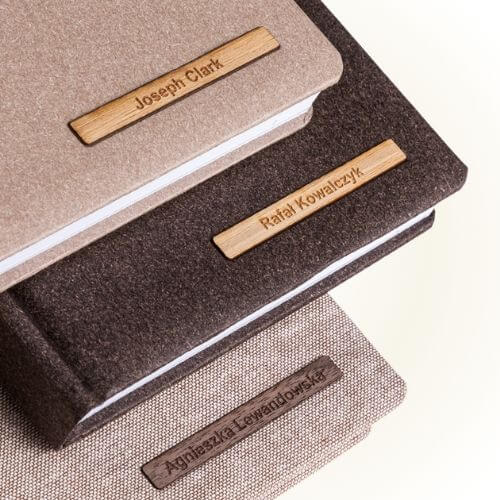 Dodatki i Znakowanie Kalendarzy Książkowych 18 kalendarze książkowe płytka drewniana