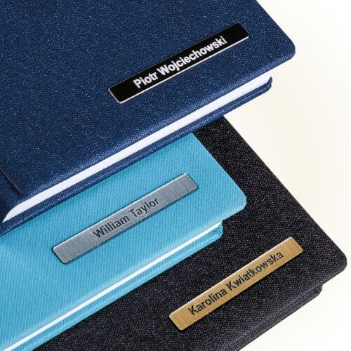 Dodatki i Znakowanie Kalendarzy Książkowych 19 kalendarze książkowe płytka grawerowana